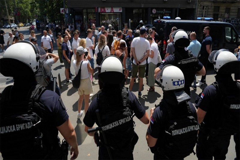 Serbiyada etirazlar zamanı azı 14 polis yaralanıb